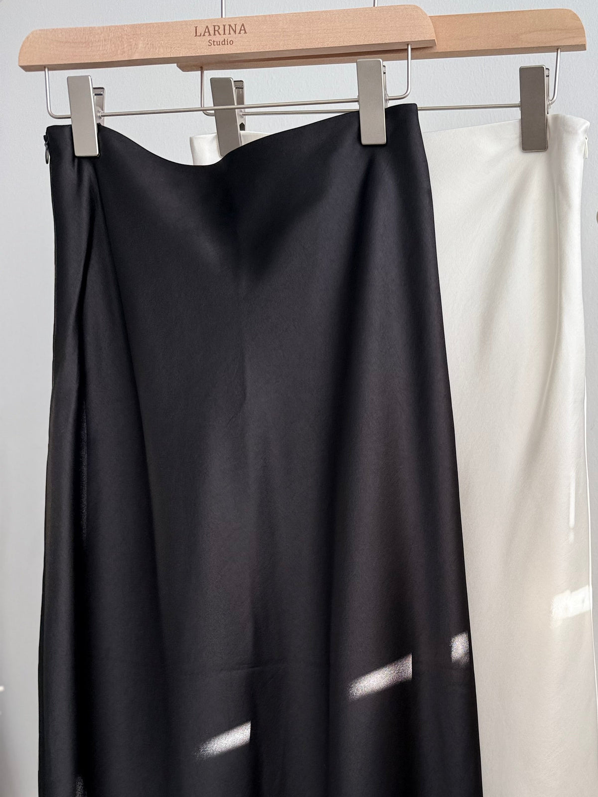 【NEW-IN】The Atelier Soft Satin Maxi Skirt ｜ 法式柔光絲滑緞面長裙
