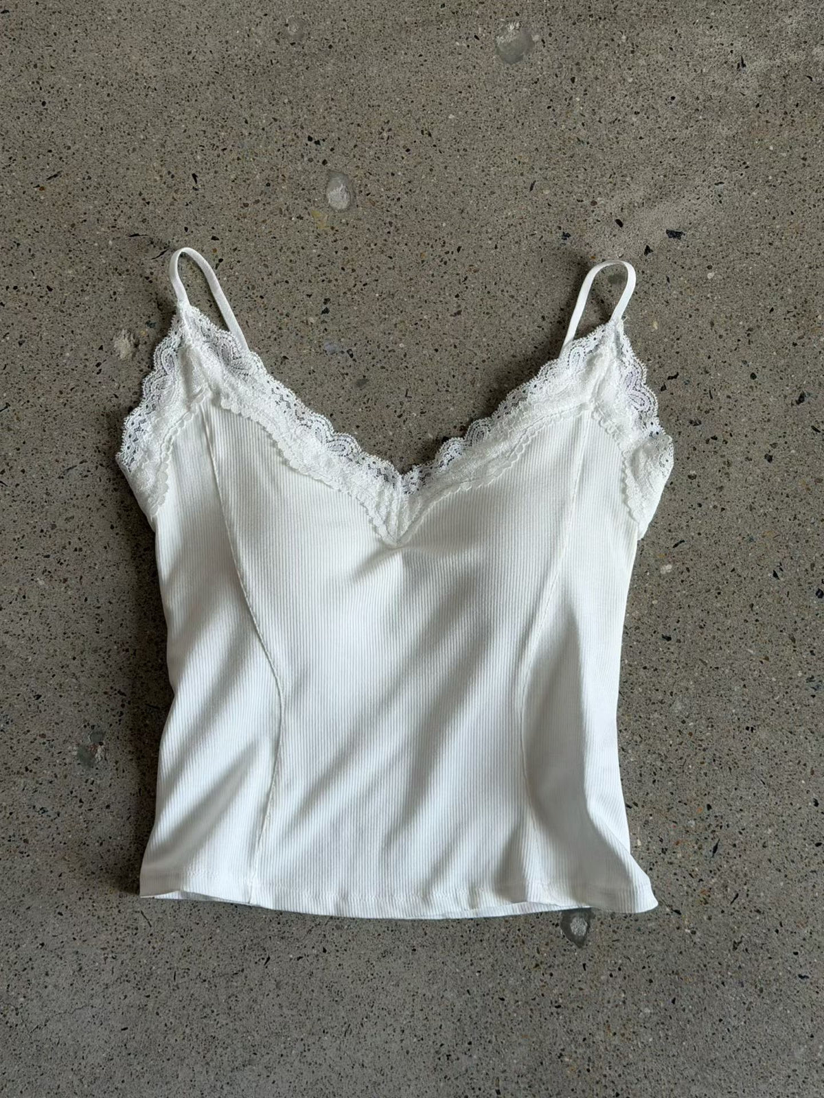 【Essential】The Muse Lace-Trimmed Camisole Bra Top ｜ 法式浪漫蕾絲拼接細肩帶背心