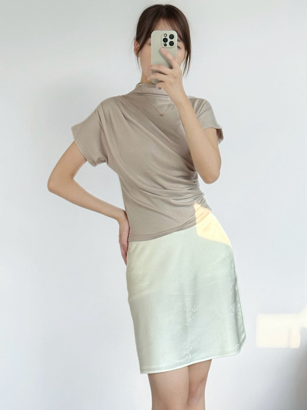 The Asymmetric Cowl Neck Tee｜斜高領抓皺修身上衣