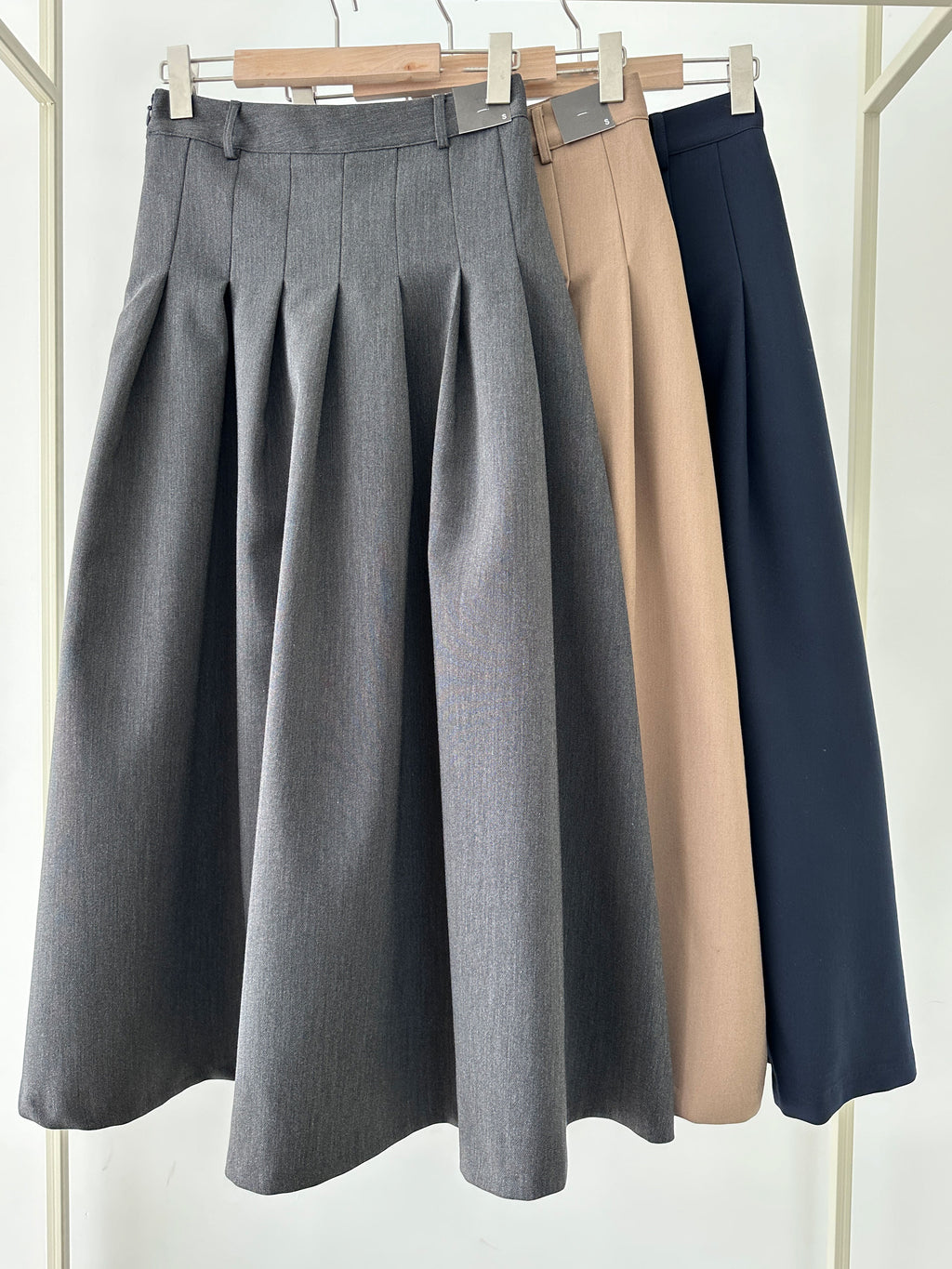 【店主推薦!!!】The Classic Pleated A-Line Stretch Maxi Skirt ｜ 皇牌主打高質感壓褶 A 字長裙