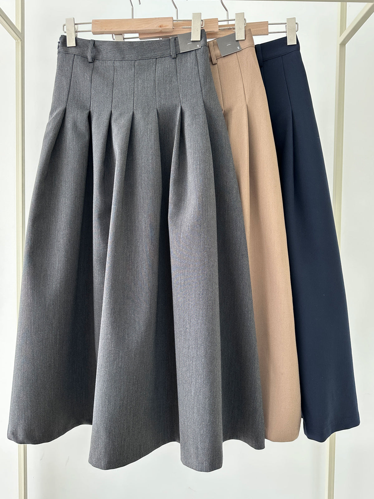 【店主推薦!!!】The Classic Pleated A-Line Stretch Maxi Skirt ｜ 皇牌主打高質感壓褶 A 字長裙