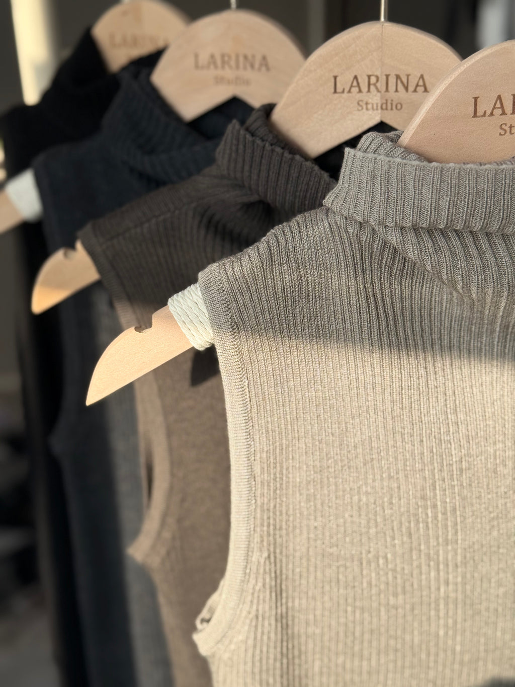 【NEW IN】6% Wool 秋季氣質高領針織背心 High-Neck Wool-Blend Knit Tank