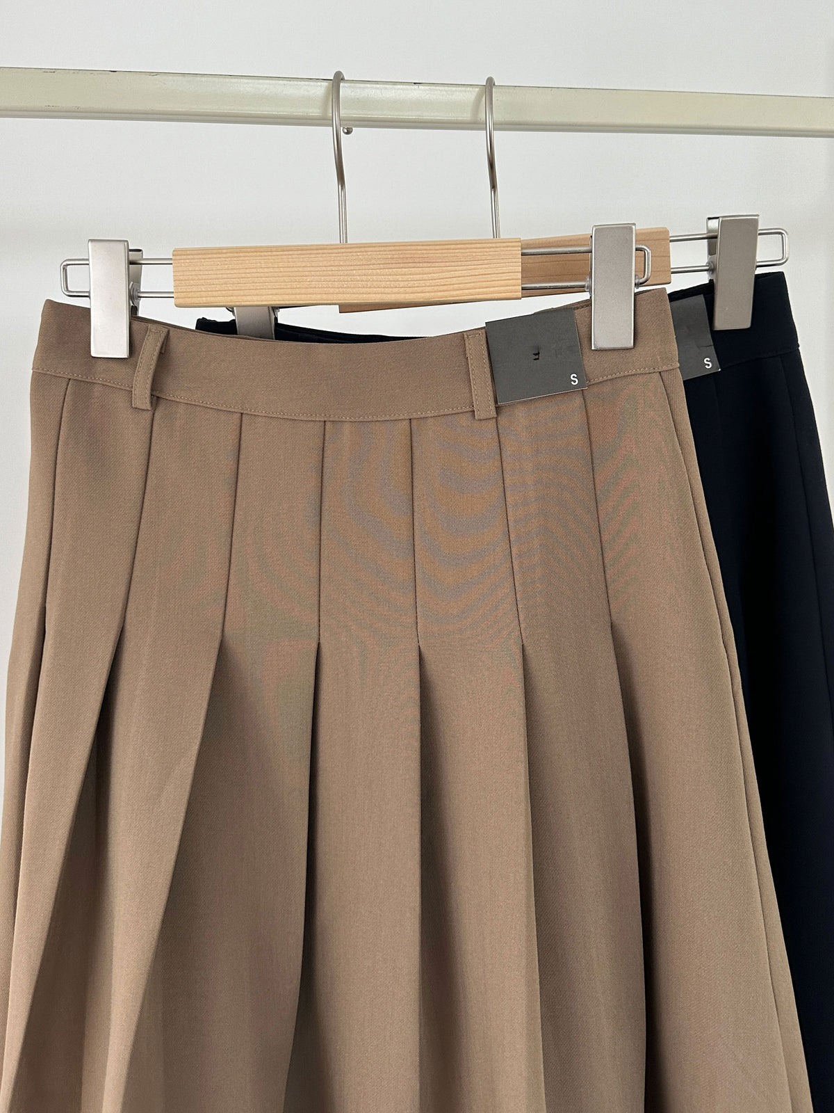 【店主推薦!!!】The Classic Pleated A-Line Stretch Maxi Skirt ｜ 皇牌主打高質感壓褶 A 字長裙