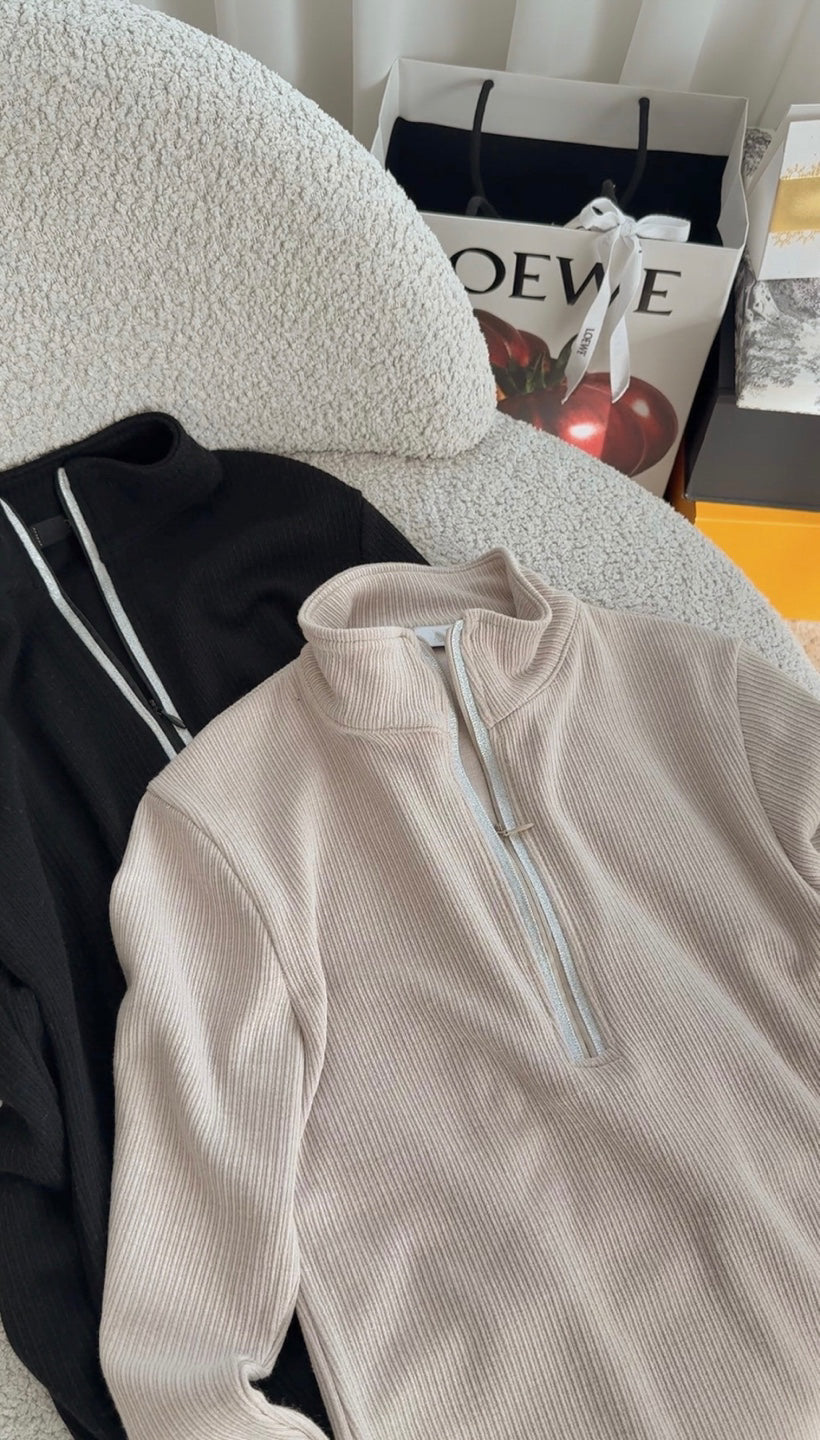 【PREMIUM】The Slim-Fit Silver-Trim Half-Zip Knit ｜ 質感銀邊拼接修身半拉鍊針織上衣