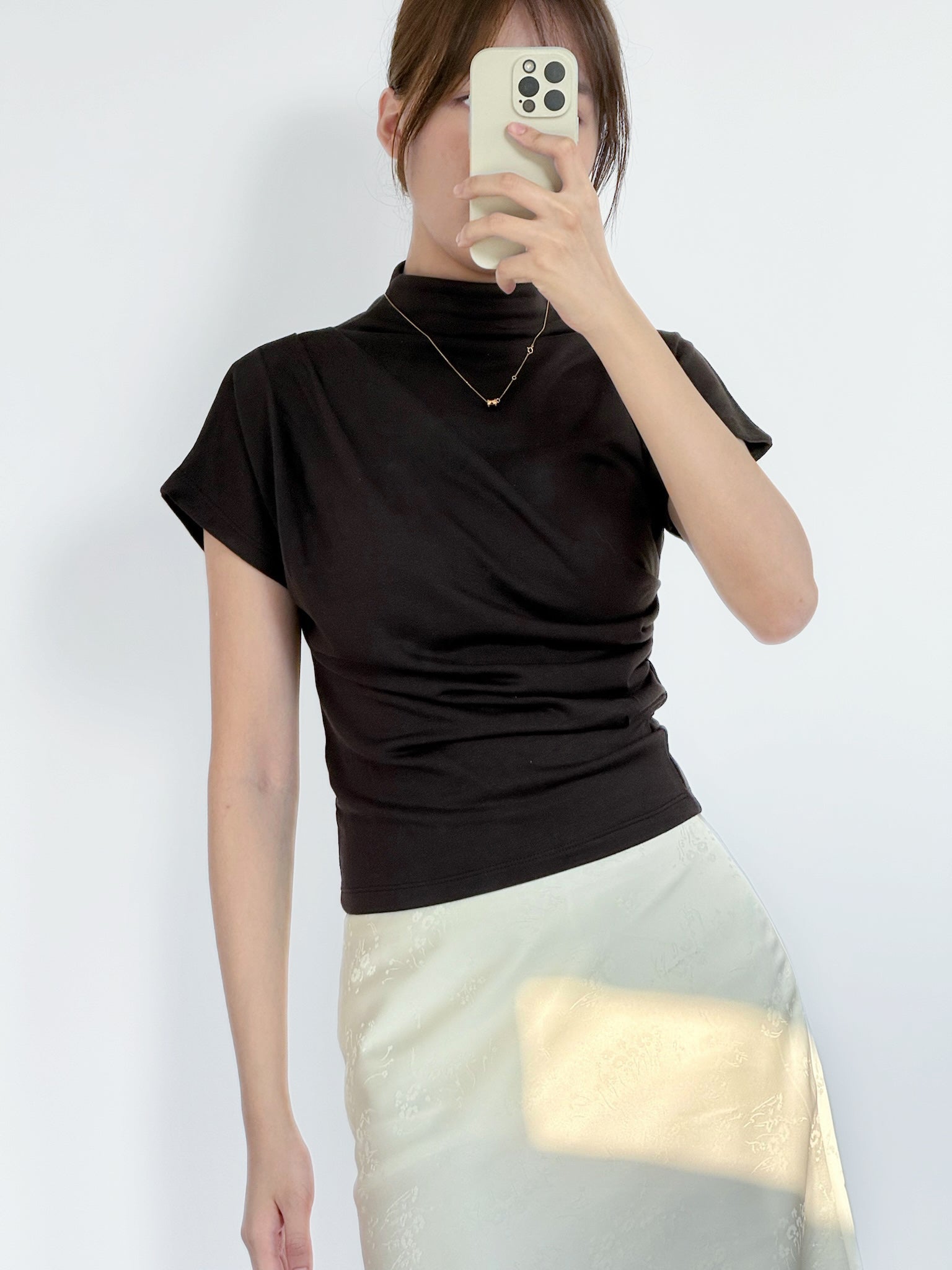 The Asymmetric Cowl Neck Tee｜斜高領抓皺修身上衣