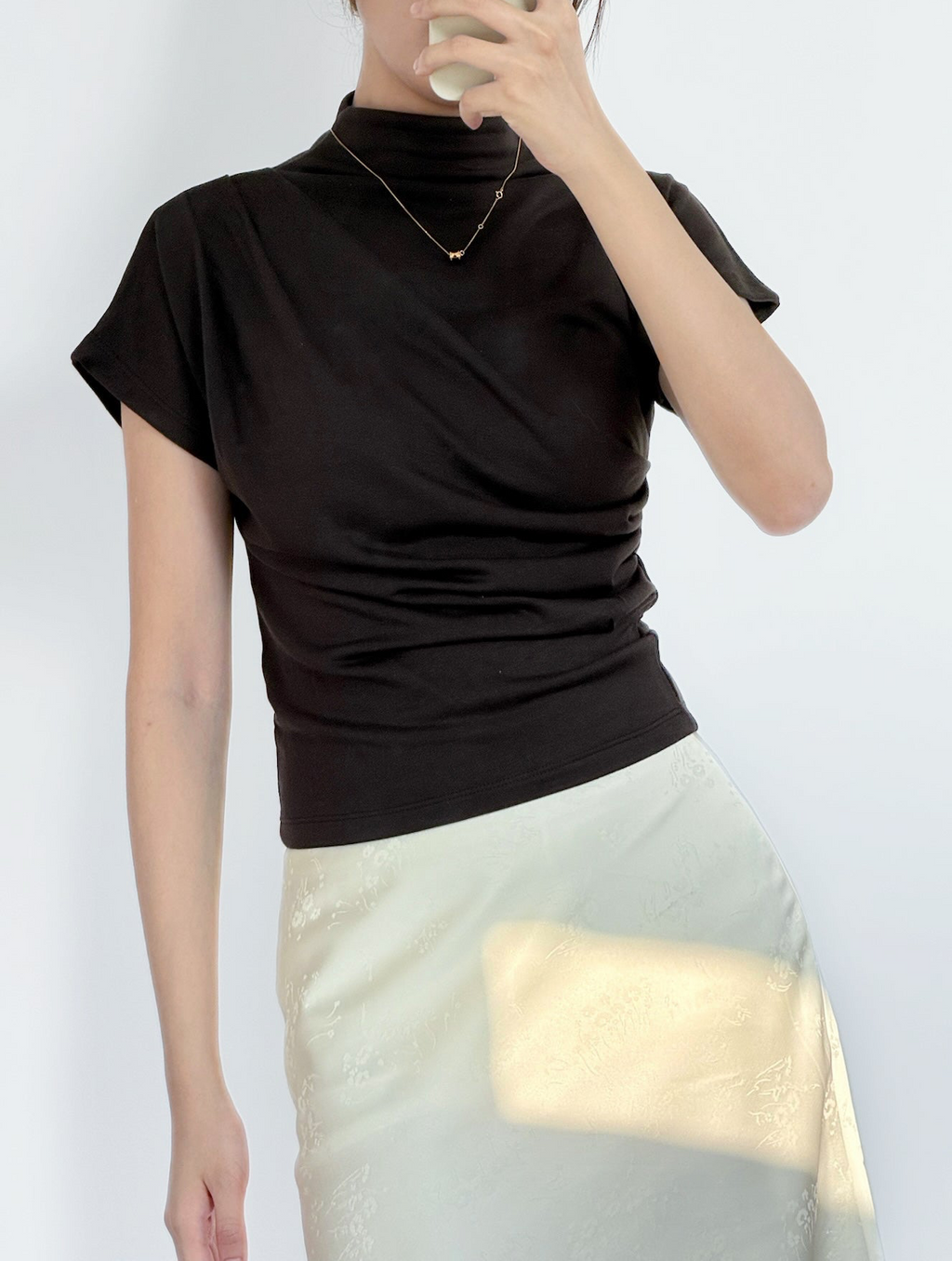 The Asymmetric Cowl Neck Tee｜斜高領抓皺修身上衣