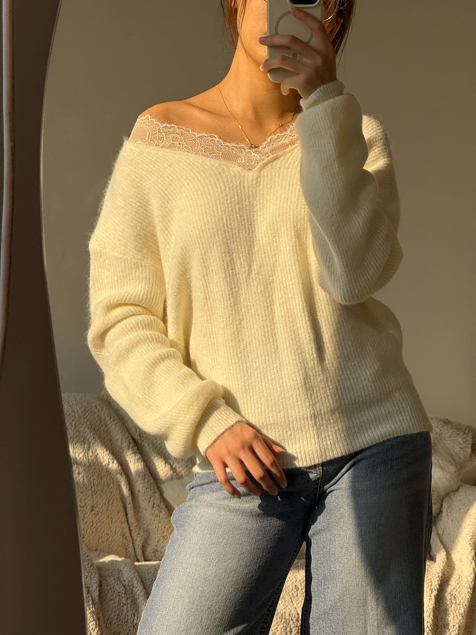 蕾絲細節 Lace V-Neck 10% Angora Knit